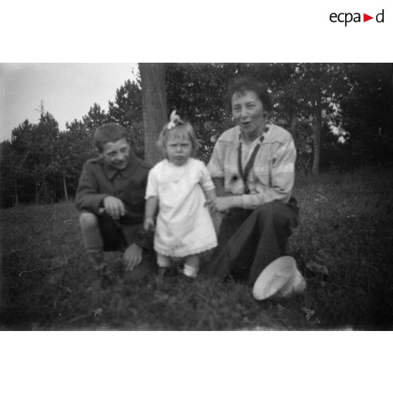 [Portrait d'une femme assise et deux enfants, s.d.]