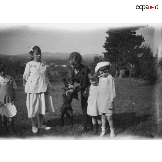 [Portrait de famille avec un chien, s.d.]
