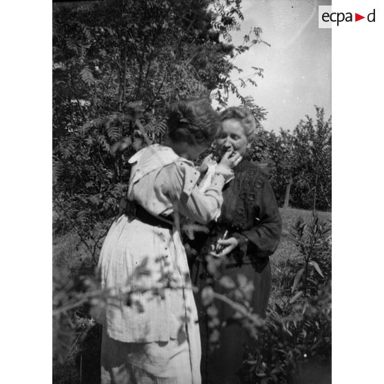 [Deux femmes dans un jardin, s.d.]
