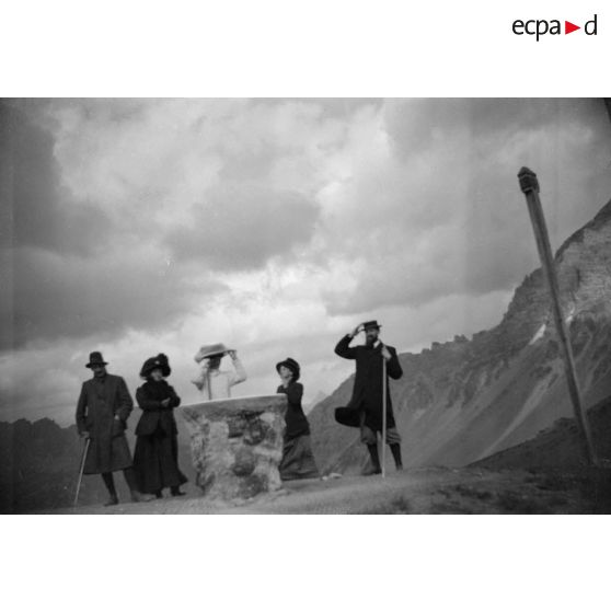 [Photographie de groupe sur un point de vue dans les Alpes].