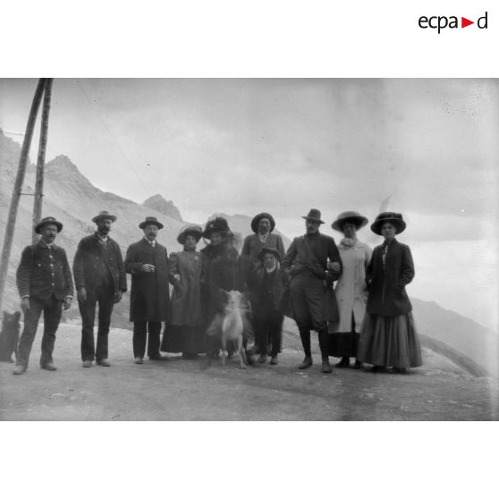 [Photographie de groupe à la montagne].