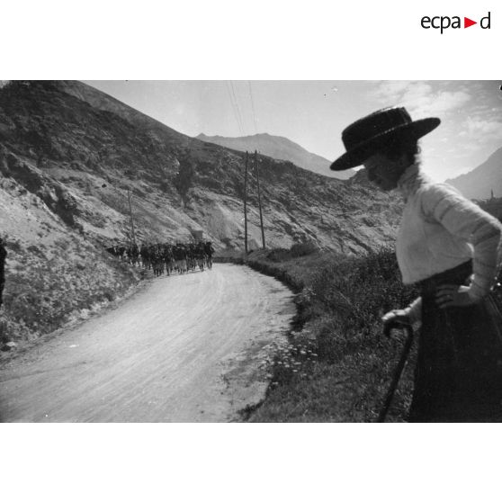 [Passage d'un régiment de chasseurs alpins sur une route de montagne].