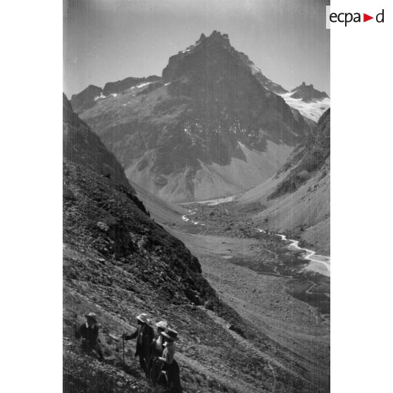[Groupe de promeneurs dans les environs de la Grande Ruine].