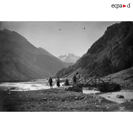 [Passage d'un ruisseau en haute-montagne].