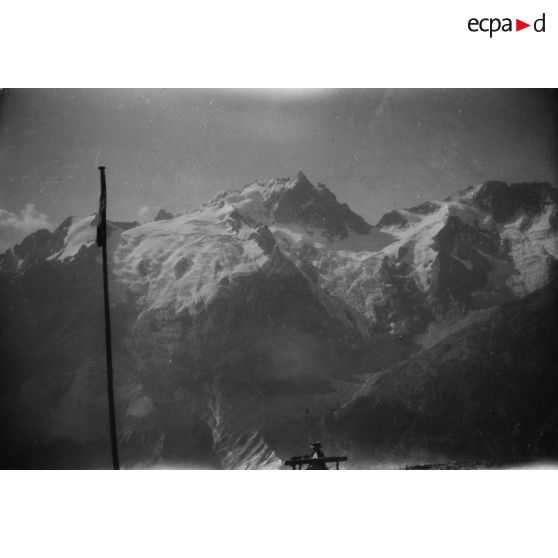 [Femme face à un point de vue la montagne de la Meije].