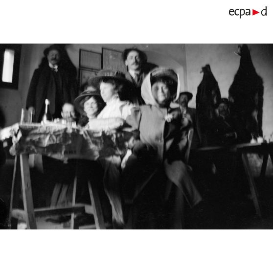 [Photographie de groupe floue dans un intérieur].