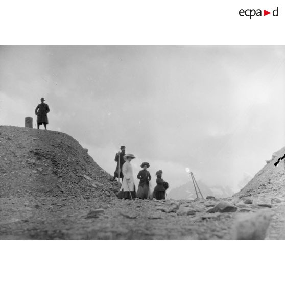 [Photographie de groupe en haute-montagne].