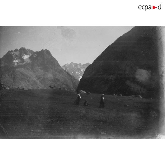 [Deux femmes et un garçon en haute montagne].