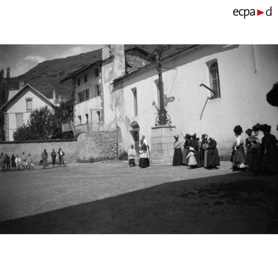 [Cérémonie religieuse sur une place de village, s.d.]