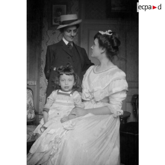 [Portrait de deux femmes et une fillette jouant un portrait de famille, s.d.]