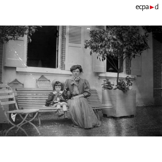 [Une femme et une fillette sur un banc, s.d.]
