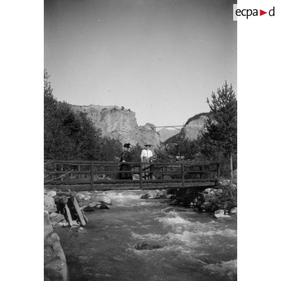 [Deux femmes sur un pont dans un paysage de montagne, s.d.]