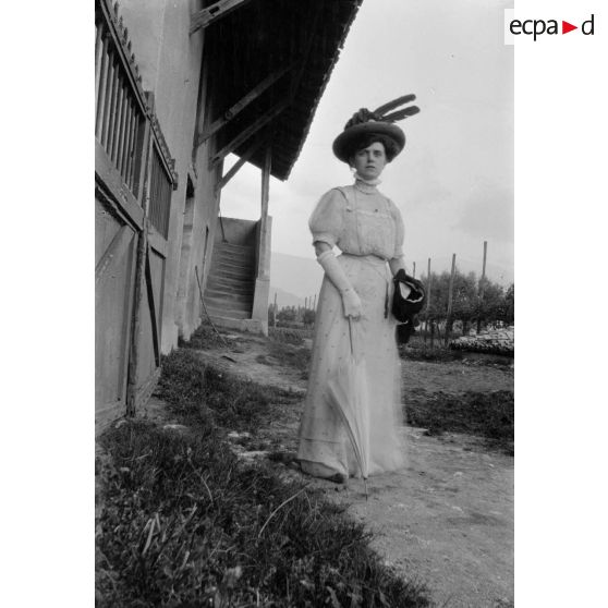 [Une femme devant l'entrée d'une maison de campagne, s.d.]