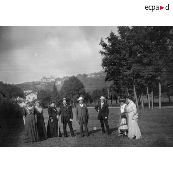 [Photographie de famille dans un jardin, s.d.]