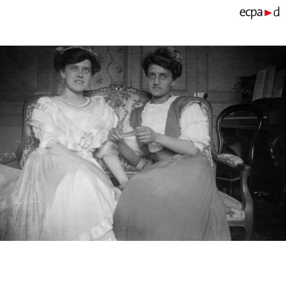 [Portrait de deux femmes assises dans un salon, s.d.]