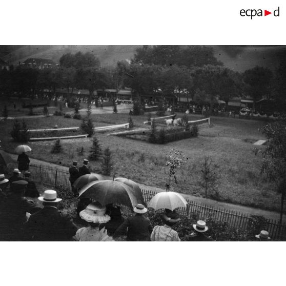 [Dans le public d'un concours hippique, s.d.]