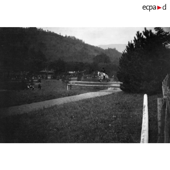 [Saut d'obstacle à cheval, s.d.]