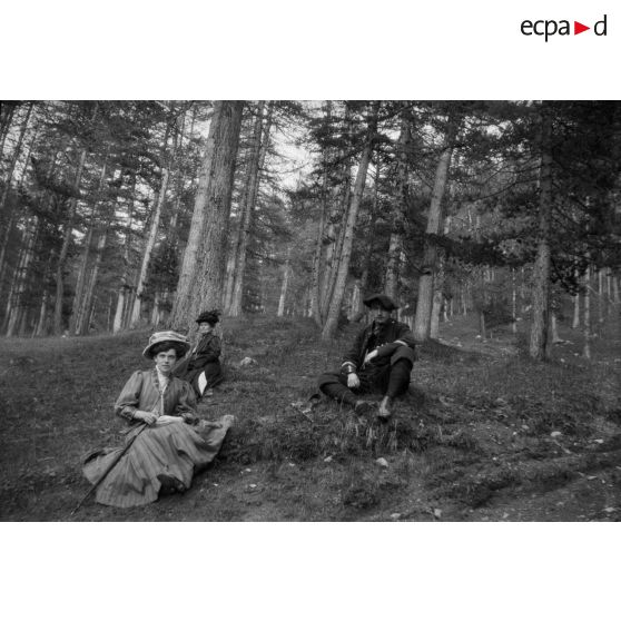 [Deux femmes et un chasseur alpin assis dans une forêt, s.d.]