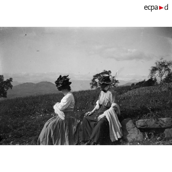 [Deux femmes faisant une halte sur un bord de route, s.d.]