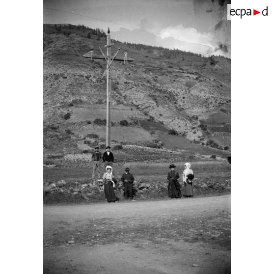 [Photographie de groupe sur une route de montagne, s.d.]