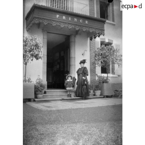 [Une femme âgée et enfant devant l'entrée d'un hôtel "Prince", s.d.]