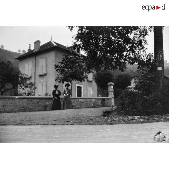 [Deux femmes devant une maison, s.d.]