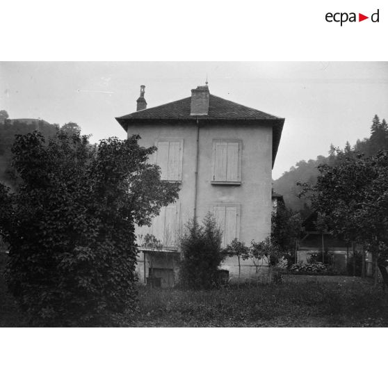 [Maison aux volets clos, s.d.]