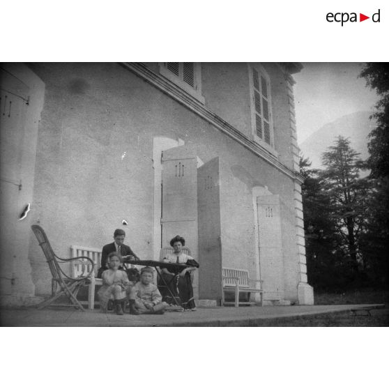 [Portrait de famille sur une terrasse, s.d.]