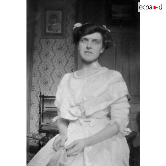 [Portrait de femme dans un intérieur, s.d.]
