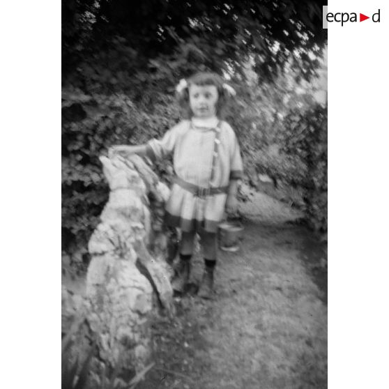 [Portrait flou d'une fillette, s.d.]
