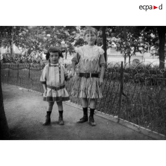 [Portrait de deux fillettes dans un jardin public, s.d.]