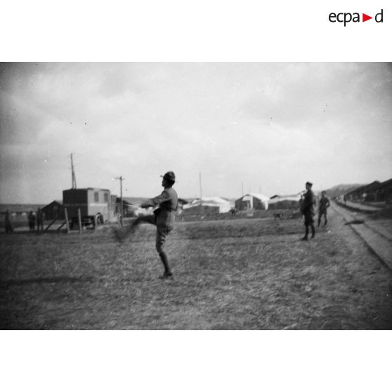 [Soldat américain gesticulant dans un campement militaire, s.d.]