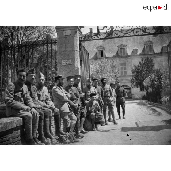 [Groupe de soldats attendant devant l'état-major local, s.d.]