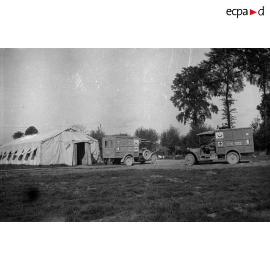 [Camions de la Croix-Rouge et du Croissant-Rouge devant un hôpital de campagne, s.d.]