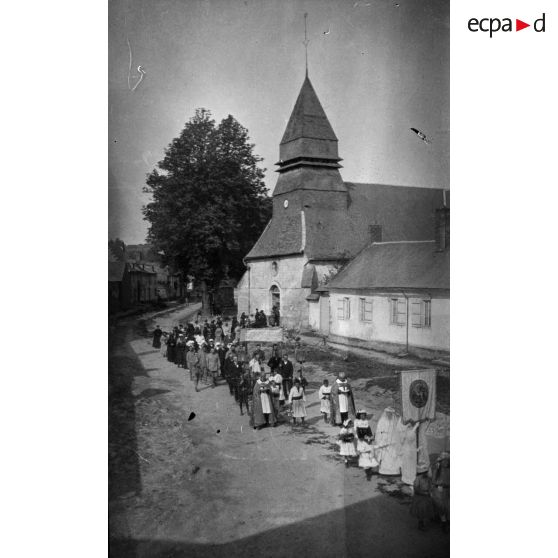 [Procession religieuse dans un village, s.d.]