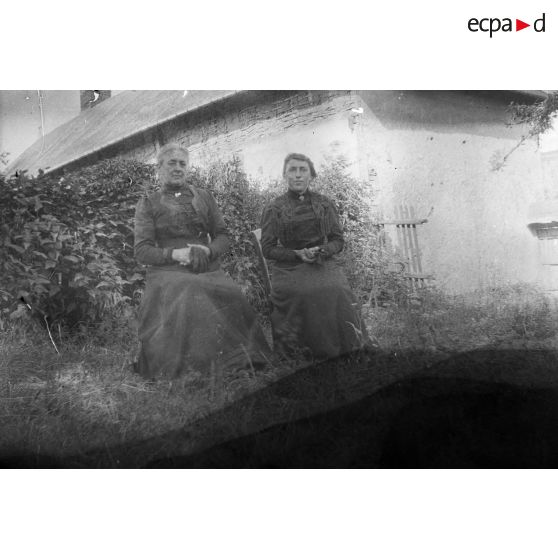[Portrait de deux femmes dans un jardin, s.d.]