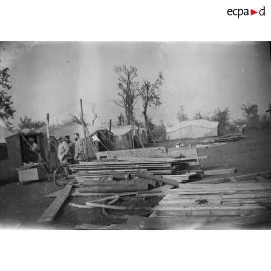 [Matériel entreposé dans un campement, s.d.]