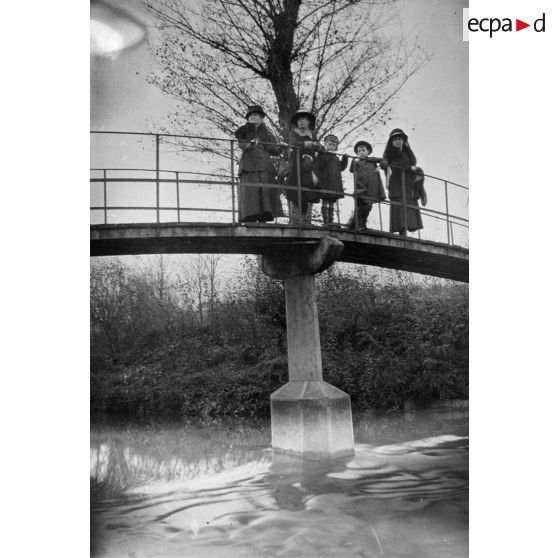 [Portrait de famille sur un pont, s.d.]