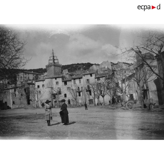 [Deux femmes sur la place d'un village, s.d.]