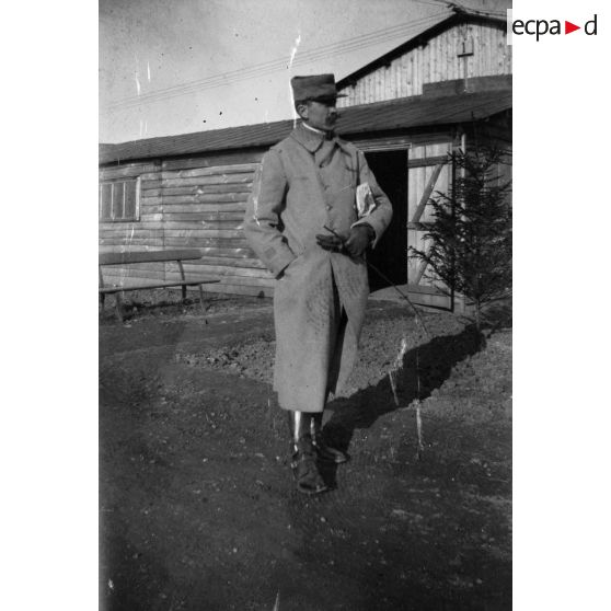 [Capitaine devant un baraquement, s.d.]