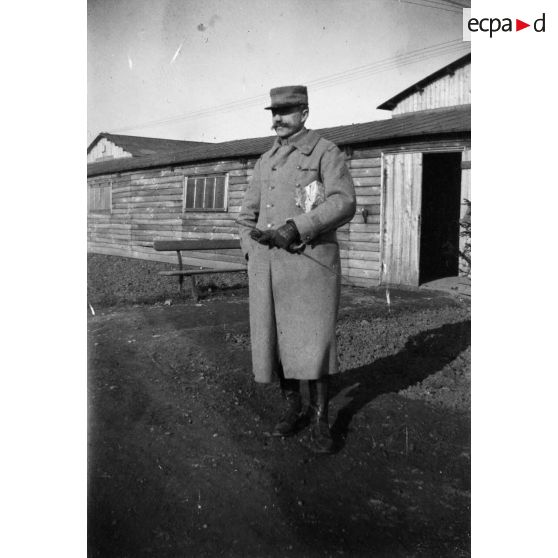 [Capitaine devant un baraquement, s.d.]
