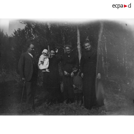 [Portrait de famille dans un jardin, s.d.]