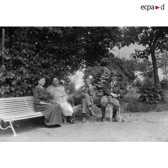 [Portrait de famille dans un jardin, s.d.]