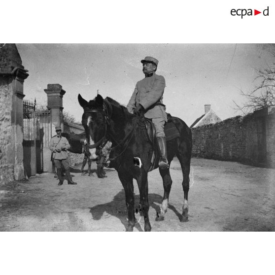 [Portrait d'un cavalier sur son cheval, s.d.]