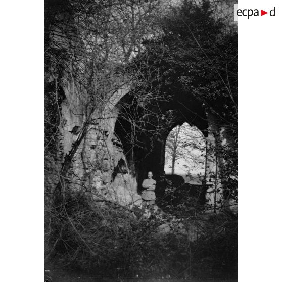 [Portrait de soldat devant un bâtiment en ruines, s.d.]