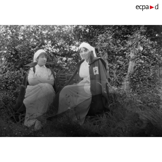 [Portrait de deux infirmières, s.d.]