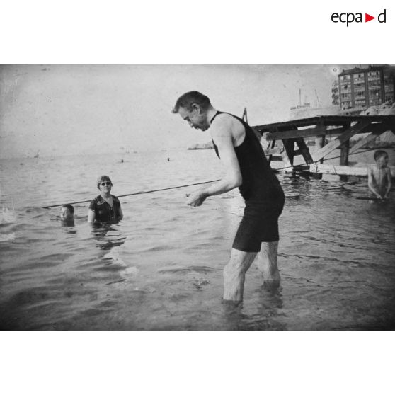 [Baignade familiale, s.d.]