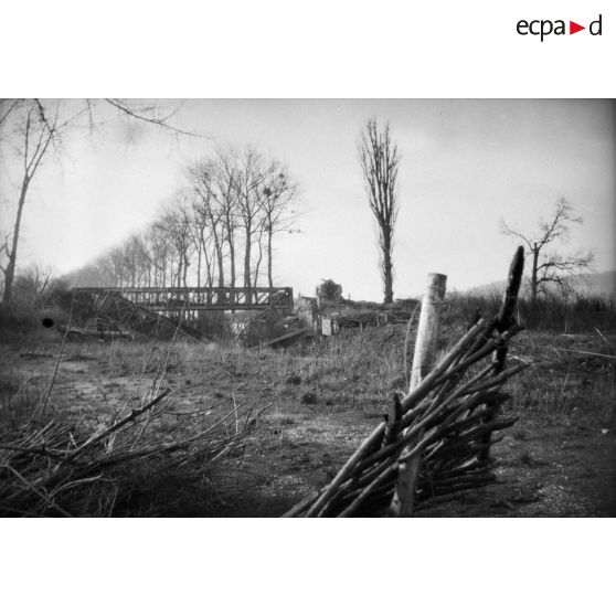 [Vue d'un pont effondré, s.d.]
