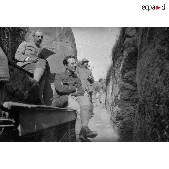 [Photographie de groupe dans une tranchée, s.d.]