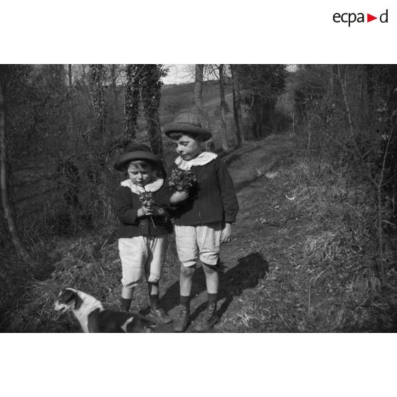 [Deux enfants sur un chemin, s.d.]